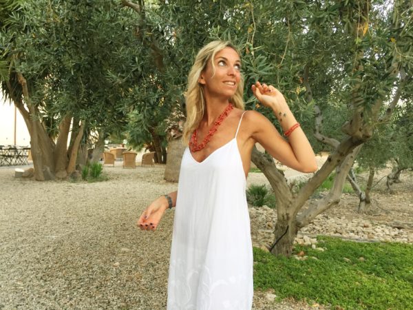 how to style a white long dress in summer in the countryside