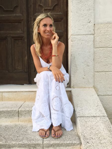 how to style a white long dress in summer in the countryside